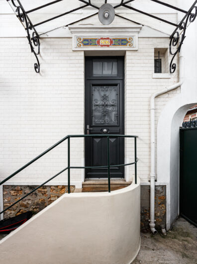 Porte semi vitrée équipée d’un châssis ouvrant