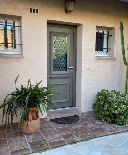 Vacances en toute tranquillité : nos solutions de portes d'entrée sécurisées à Courbevoie - 92